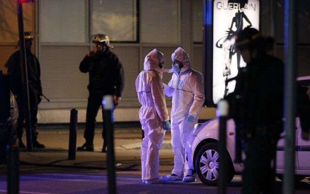 Les forces de police, les pompiers et les secouristes sécurisent la zone à proximité de la salle de concert du Bataclan à Paris, le 14 novembre 2015. (Crédit : François Guillot/AFP) Les forces de police, les pompiers et les secouristes sécurisent la zone à proximité de la salle de concert du Bataclan à Paris, le 14 novembre 2015. (Crédit : François Guillot/AFP)