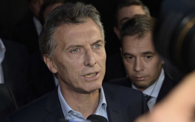 Le nouveau président argentin, Mauricio Macri, s'adressant à la presse de la résidence présidentielle Olivos, à Buenos Aires, où il est arrivé pour rencontrer la présidente sortante, Cristina Fernandez de Kirchner, le 24 novembre 2015 (Crédit : Juan Mabromata / AFP)