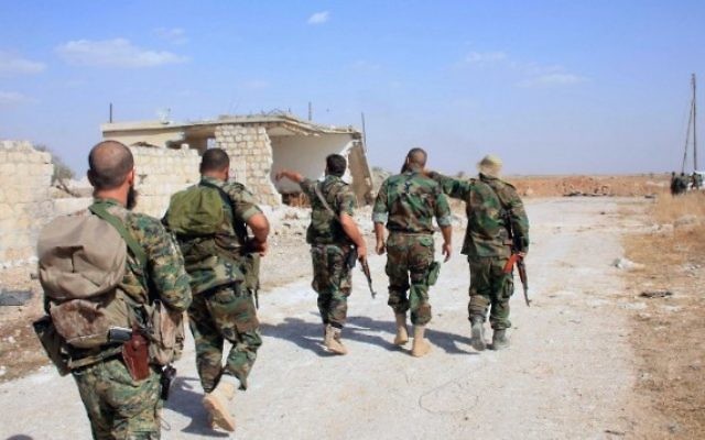 Des soldats syriens dans la zone autour de Kweiris, dans la province orientale d'Alep, en Syrie, le 16 octobre, 2015 (Crédit : AFP / George Ourfalian)
