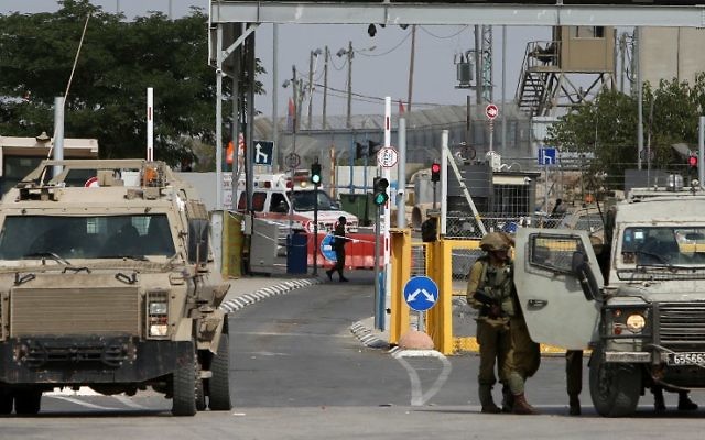 Les forces de sécurité israéliennes déployées au checkpoint de Gilboa / Jalama, situé au nord de la ville de Jénine, en Cisjordanie, le 24 octobre 2015. (Crédit : Jaafar Ashtiyeh/AFP) Les forces de sécurité israéliennes déployées au checkpoint de Gilboa / Jalama, situé au nord de la ville de Jénine, en Cisjordanie, le 24 octobre 2015. (Crédit : Jaafar Ashtiyeh/AFP)