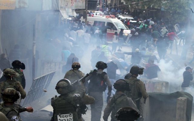 Les forces de sécurité utilise du gaz lacrymogène pour disperser des manifestants palestiniens lors d'une manifestation dans la ville de Hébron en Cisjordanie, le 27 octobre 2015 (Crédit : AFP Photo / Hazem Bader) Les forces de sécurité utilise du gaz lacrymogène pour disperser des manifestants palestiniens lors d'une manifestation dans la ville de Hébron en Cisjordanie, le 27 octobre 2015 (Crédit : AFP Photo / Hazem Bader)