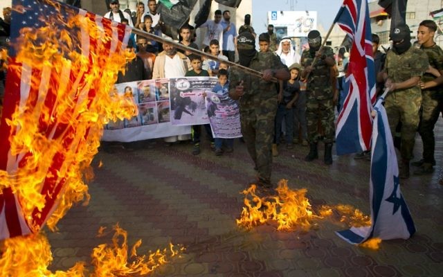Les militants palestiniens brûlent les drapeaux britanniques, américains et israéliens lors d'une manifestation pour marquer l'anniversaire de la Déclaration Balfour dans le sud de la bande de Gaza de Rafah le 2 Novembre 2015 (Crédit : AFP PHOTO / SAID KHATIB) Les militants palestiniens brûlent les drapeaux britanniques, américains et israéliens lors d'une manifestation pour marquer l'anniversaire de la Déclaration Balfour dans le sud de la bande de Gaza de Rafah le 2 Novembre 2015 (Crédit : AFP PHOTO / SAID KHATIB)