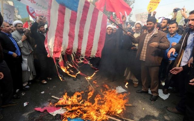 Plusieurs milliers de personnes ont manifesté à Téhéran en criant des slogans anti-américains et en brûlant des drapeaux pour célébrer le 36ème anniversaire de la prise de l'ambassade américaine à Téhéran, le 4 novembre 2015 (Crédit : AFP PHOTO / ATTA KENARE) Plusieurs milliers de personnes ont manifesté à Téhéran en criant des slogans anti-américains et en brûlant des drapeaux pour célébrer le 36ème anniversaire de la prise de l'ambassade américaine à Téhéran, le 4 novembre 2015 (Crédit : AFP PHOTO / ATTA KENARE)