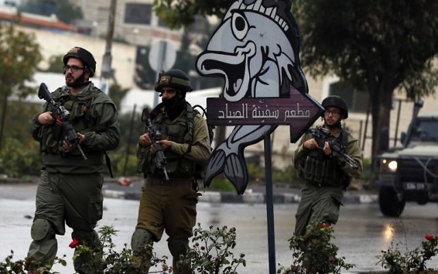 Des soldats israéliens à Hébron, le 6 novembre 2015. Illustration. (Crédit : AFP/Ahmad Gharabli)