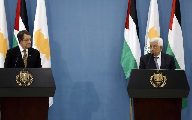 Le président chypriote, Nicos Anastasiades (g) et le président de l'Autorité palestinienne Mahmoud Abbas (d) assister à une conférence de presse conjointe dans la ville de Ramallah en Cisjordanie, le 13 novembre, 2015. AFP PHOTO / POOL / ALAA Badarneh