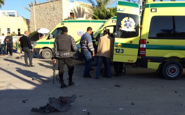 Les secouristes et les forces de sécurité se tiennent à côté d'une ambulances en dehors de l'hôtel Swiss Inn dans la ville égyptienne d'El-Arish, dans la péninsule du Sinaï, à la suite d'une attaque contre l'hôtel menée par deux kamikazes et un homme armé le 24 novembre 2015 (Crédit : AFP PHOTO / STR / AFP) Les secouristes et les forces de sécurité se tiennent à côté d'une ambulances en dehors de l'hôtel Swiss Inn dans la ville égyptienne d'El-Arish, dans la péninsule du Sinaï, à la suite d'une attaque contre l'hôtel menée par deux kamikazes et un homme armé le 24 novembre 2015 (Crédit : AFP PHOTO / STR / AFP)