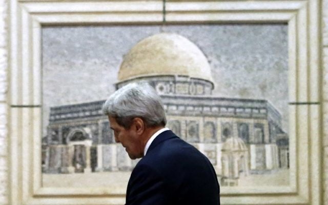 Le secrétaire d'Etat américain, John Kerry, arrivant au siège de l'Autorité palestinienne dans la ville de Ramallah en Cisjordanie pour des réunions avec des responsables palestiniens le 24 novembre 2015 (Crédit : AFP / ABBAS MOMANI) Le secrétaire d'Etat américain, John Kerry, arrivant au siège de l'Autorité palestinienne dans la ville de Ramallah en Cisjordanie pour des réunions avec des responsables palestiniens le 24 novembre 2015 (Crédit : AFP / ABBAS MOMANI)