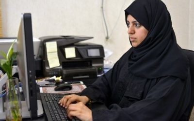 Illsutration : Nassima al-Sadah, militante des droits des femmes, à Qatif, en Arabie saoudite, le 26 novembre 2015. (Crédit : STR/AFP)