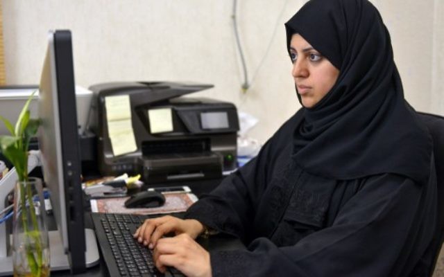 Illsutration : Nassima al-Sadah, militante des droits des femmes, à Qatif, en Arabie saoudite, le 26 novembre 2015. (Crédit : STR/AFP)