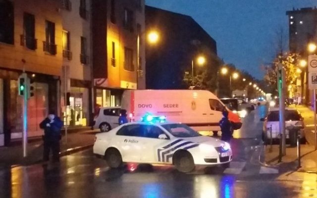 Une photo prise avec un téléphone portable le 14 novembre 2015 montre une camionnette de l'unité belge de déminage SEDEE tandis que les policiers bloquent une rue lors d'un raid de la police dans le quartier de Molenbeek à Bruxelles, peut-être en relation avec les attentats meurtriers du 13 novembre à Paris (Crédit : AFP Photo / Belga / Hendrik Devriendt) Une photo prise avec un téléphone portable le 14 novembre 2015 montre une camionnette de l'unité belge de déminage SEDEE tandis que les policiers bloquent une rue lors d'un raid de la police dans le quartier de Molenbeek à Bruxelles, peut-être en relation avec les attentats meurtriers du 13 novembre à Paris (Crédit : AFP Photo / Belga / Hendrik Devriendt)