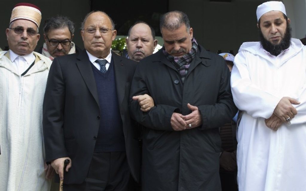 (Depuis la gauche) le Mufti de la Mosquée de Paris Djelloul Bouzidi, le recteur Dalil Boubakeur, le directeur administratif Mohamed Louanoughi, et le premier Imam Whales Belarbi observent une minute de silence à la Grande Mosquée, pour les victimes des attaques de Paris, le 16 novembre 2015, (Crédit : AFP PHOTO / JOEL SAGET)