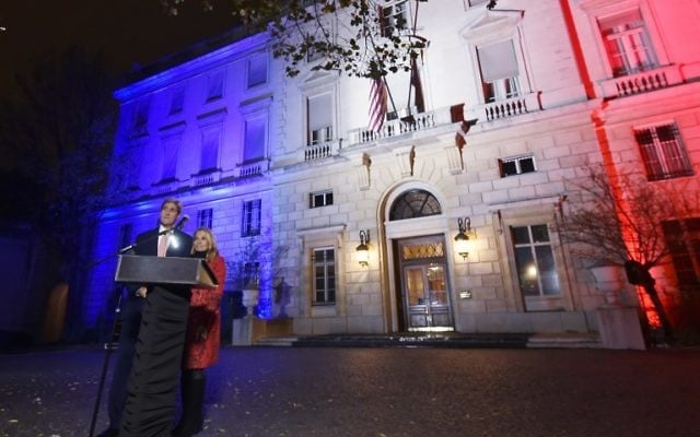 Le Secrétaire d'Etat américain John Kerry (g), à côté de l'ambassadrice américaine en France Jane D. Hartley, prononce un discours à l'ambassade américaine illuminée aux couleurs du drapeau national français le 16 novembre, 2015 à Paris. (Crédit : AFP PHOTO / POOL / DOMINIQUE FAGET) Le Secrétaire d'Etat américain John Kerry (g), à côté de l'ambassadrice américaine en France Jane D. Hartley, prononce un discours à l'ambassade américaine illuminée aux couleurs du drapeau national français le 16 novembre, 2015 à Paris. (Crédit : AFP PHOTO / POOL / DOMINIQUE FAGET)