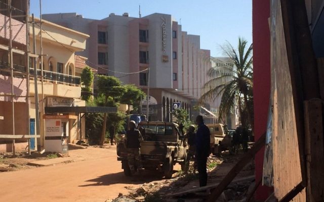 Les troupes maliennes prennent position à l'extérieur de l'hôtel Radisson Blu à Bamako le 20 novembre 2015. Des hommes armés on fait irruption et ont fusillé les personnes présentes dans l'hôtel de luxe Radisson Blu à Bamako au Mali, et ont pris en otage 170 clients et le personnel (Crédit : AFP PHOTO / SEBASTIEN RIEUSSEC / AFP / Sebastien RIEUSSEC) Les troupes maliennes prennent position à l'extérieur de l'hôtel Radisson Blu à Bamako le 20 novembre 2015. Des hommes armés on fait irruption et ont fusillé les personnes présentes dans l'hôtel de luxe Radisson Blu à Bamako au Mali, et ont pris en otage 170 clients et le personnel (Crédit : AFP PHOTO / SEBASTIEN RIEUSSEC / AFP / Sebastien RIEUSSEC)