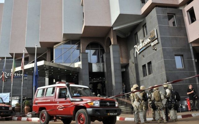 Des soldats maliens et des forces spéciales montent la garde à l'entrée de l'hôtel du Radisson Blu à Bamako le 20 novembre, 2015, après l'assaut des forces de sécurité. (Crédit : HABIBOU KOUYATE / AFP) Des soldats maliens et des forces spéciales montent la garde à l'entrée de l'hôtel du Radisson Blu à Bamako le 20 novembre, 2015, après l'assaut des forces de sécurité. (Crédit : HABIBOU KOUYATE / AFP)