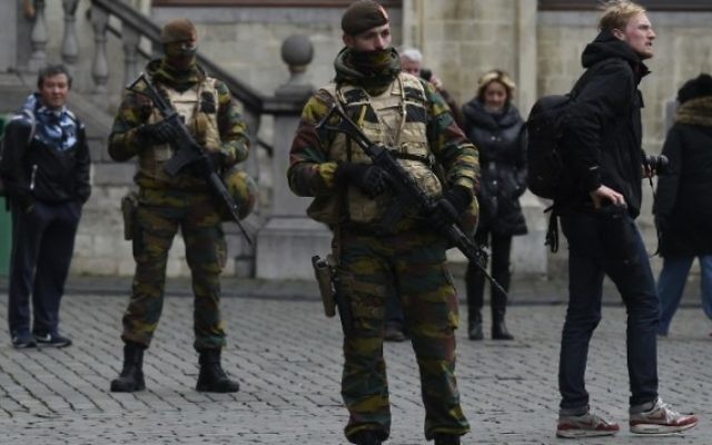 Des soldats belges sur la Grande Place à Bruxelles,le 22 novembre 2015. (Crédit : AFP Photo / John Thys)