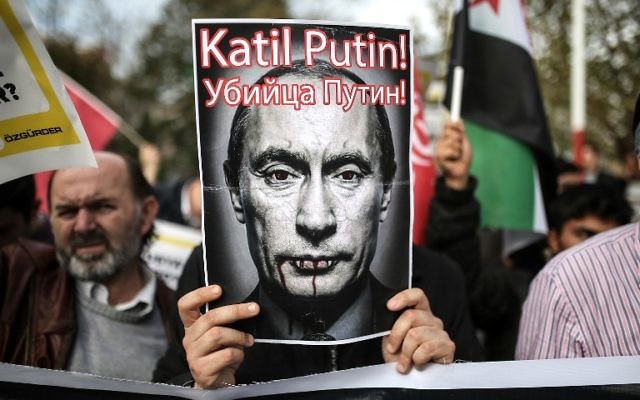 Un manifestant tient une affiche représentant le président russe Vladimir Poutine qui dit : "Poutine, assassin!" lors d'une manifestation contre la Russie le 27 novembre, 2015, dans le quartier de Fatih à Istanbul. le ministre des Affaires étrangères de la Russie. Sergueï Lavrov, le 27 novembre a déclaré qu'Ankara a franchi la ligne rouge en abattant un avion de guerre russe cette semaine et a averti l'incident pourrait compromettre gravement les intérêts de la Turquie (Crédit : AFP PHOTO / Çağdaş ERDOGAN / AFP / Çağdaş ERDOGAN) Un manifestant tient une affiche représentant le président russe Vladimir Poutine qui dit : "Poutine, assassin!" lors d'une manifestation contre la Russie le 27 novembre, 2015, dans le quartier de Fatih à Istanbul. le ministre des Affaires étrangères de la Russie. Sergueï Lavrov, le 27 novembre a déclaré qu'Ankara a franchi la ligne rouge en abattant un avion de guerre russe cette semaine et a averti l'incident pourrait compromettre gravement les intérêts de la Turquie (Crédit : AFP PHOTO / Çağdaş ERDOGAN / AFP / Çağdaş ERDOGAN)