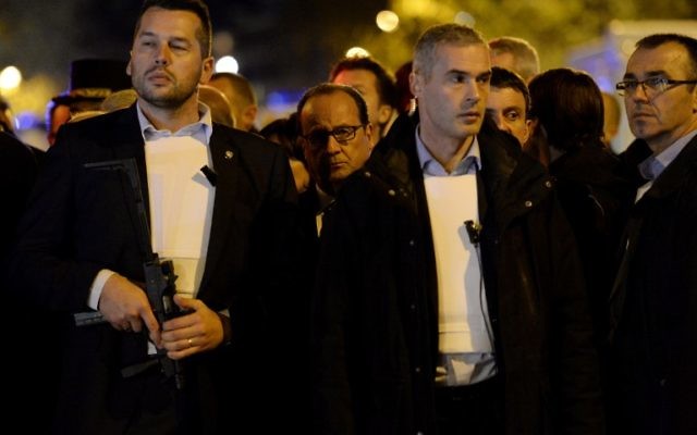 Le président français François Hollande arrive sur les lieux d'un attentat à Paris le 13 novembre 2015, après une série d'attaques à travers Paris (Crédit : AFP PHOTO / MIGUEL MEDINA) Le président français François Hollande arrive sur les lieux d'un attentat à Paris le 13 novembre 2015, après une série d'attaques à travers Paris (Crédit : AFP PHOTO / MIGUEL MEDINA)