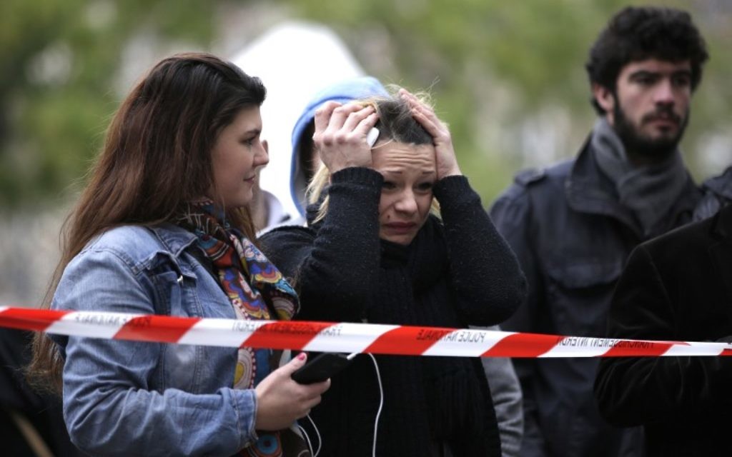 Une femme pleure devant le Bataclan après les attentats de Paris du 13 novembre 2015  (Crédit : AFP)