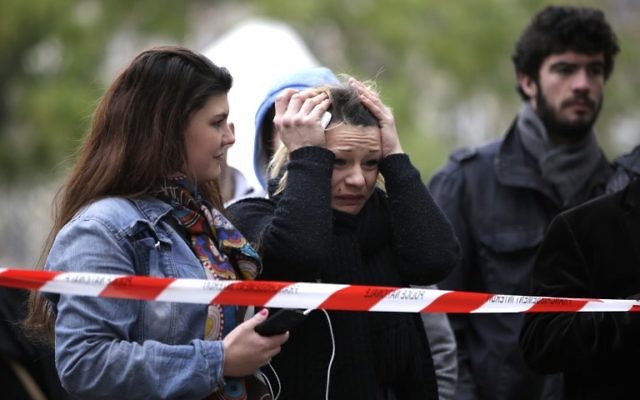 Une femme pleure devant le Bataclan après les attentats de Paris du 13 novembre 2015 (Crédit : AFP) Une femme pleure devant le Bataclan après les attentats de Paris du 13 novembre 2015 (Crédit : AFP)
