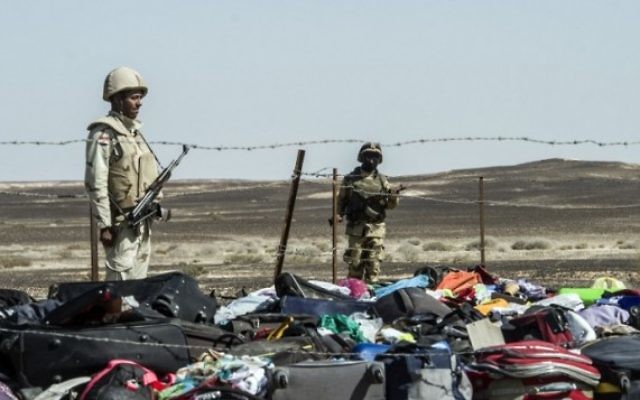 Les effets personnels des victimes du crash de l'avion russe, le 4 novembre 2015 (Crédit : AFP) Les effets personnels des victimes du crash de l'avion russe, le 4 novembre 2015 (Crédit : AFP)