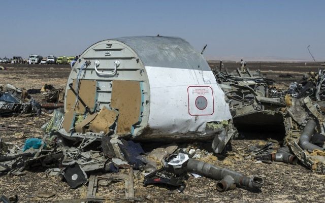 Les débris de l'avion de ligne russe A321 une journée après que l'avion s'est écrasé à Wadi al-Zolomat, une zone montagneuse dans la péninsule du Sinaï, en Egypte, le 1er novembre 2015 (Crédit : AFP/Khaled Desouki) Les débris de l'avion de ligne russe A321 une journée après que l'avion s'est écrasé à Wadi al-Zolomat, une zone montagneuse dans la péninsule du Sinaï, en Egypte, le 1er novembre 2015 (Crédit : AFP/Khaled Desouki)