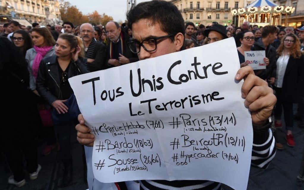 Les gens se rassemblent en hommage aux victimes des attaques de Paris, à la place de la Comédie à Montpellier le 14 novembre, 2015 (Crédit :  AFP PHOTO / PASCAL GUYOT)