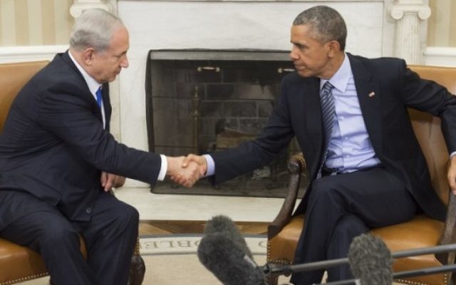 Le président américain Barack Obama, à droite, et le Premier ministre israélien Benjamin Netanyahu se serrent la main lors d'une réunion dans le bureau ovale de la Maison Blanche à Washington, le 9 novembre 2015 (Crédit : AFP / Saul Loeb) Le président américain Barack Obama, à droite, et le Premier ministre israélien Benjamin Netanyahu se serrent la main lors d'une réunion dans le bureau ovale de la Maison Blanche à Washington, le 9 novembre 2015 (Crédit : AFP / Saul Loeb)