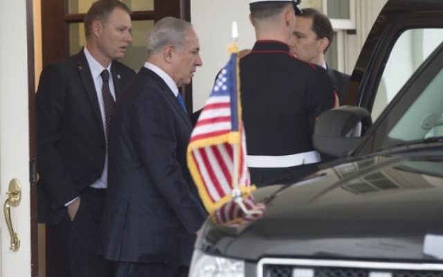 Benjamin Netanyahu après sa rencontre avec Barack Obama dans le Bureau ovale, le 9 novembre 2015 (Crédit : AFP/Saul Loeb) Benjamin Netanyahu après sa rencontre avec Barack Obama dans le Bureau ovale, le 9 novembre 2015 (Crédit : AFP/Saul Loeb)