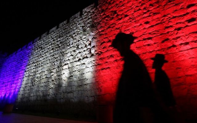 Les murs de la Vieille Ville aux couleurs du drapeau français en hommage aux victimes des attentats de Paris (Crédit: Gali Tibon/AFP) Les murs de la Vieille Ville aux couleurs du drapeau français en hommage aux victimes des attentats de Paris (Crédit: Gali Tibon/AFP)