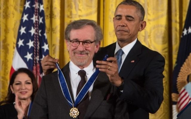 Le président américain Barack Obama remet la Médaille présidentielle de la liberté au réalisateur Steven Spielberg à la Maison Blanche, Washington, DC, le 24 novembre 2015. (Crédit : AFP / NICHOLAS KAMM) Le président américain Barack Obama remet la Médaille présidentielle de la liberté au réalisateur Steven Spielberg à la Maison Blanche, Washington, DC, le 24 novembre 2015. (Crédit : AFP / NICHOLAS KAMM)