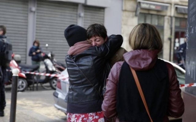 Des personnes pleurent devant le bar du Carillon dans le 10e arrondissement de Paris, le 14 novembre 2015, après une série d'attaques qui a tué au moins 129 personnes. Le Petit Cambodge, à côté du bar du Carillon, a été le théâtre d'une autre attaque, dans laquelle au moins 12 personnes sont mortes. (Photo: Kenzo Tribouillard / AFP) Des personnes pleurent devant le bar du Carillon dans le 10e arrondissement de Paris, le 14 novembre 2015, après une série d'attaques qui a tué au moins 129 personnes. Le Petit Cambodge, à côté du bar du Carillon, a été le théâtre d'une autre attaque, dans laquelle au moins 12 personnes sont mortes. (Photo: Kenzo Tribouillard / AFP)