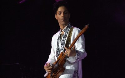 Prince au festival Coachella en 2008 (Crédit : Penner/Wikimedia/CC-SA 3.0)