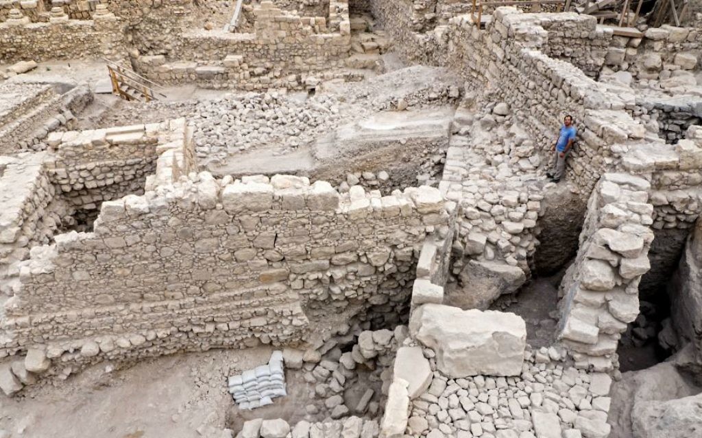 Les vestiges de la citadelle d'Acra et la tour de la Cité de David à Jérusalem (Crédit : Assaf Peretz / Autorisation de l'Autorité israélienne des antiquités)