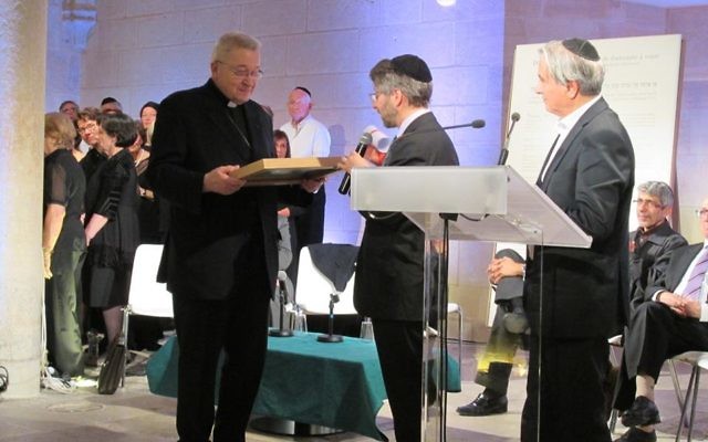 Remise de la déclaration par le grand Rabbin Haïm Korsia au Cardinal André Vingt-trois (Crédit : Facebook/ULIF Copernic)
