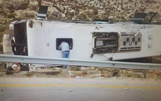 Accident d'autobus en Cisjordanie qui a fait au moins un mort et des dizaines de blessés le 26 novembre 2015 (Crédit : Medabrim Communications / United Hatzalah)
