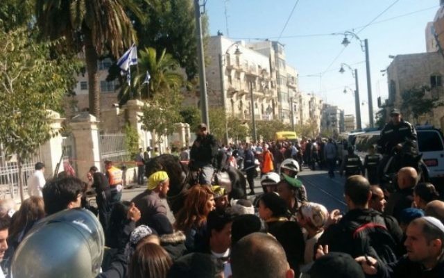 La scène d'une attaque au couteau près de Mahane Yehuda marché de Jérusalem, le 23 novembre 2015. (Crédit : Ilan Ben Zion/Times of Israel) La scène d'une attaque au couteau près de Mahane Yehuda marché de Jérusalem, le 23 novembre 2015. (Crédit : Ilan Ben Zion/Times of Israel)