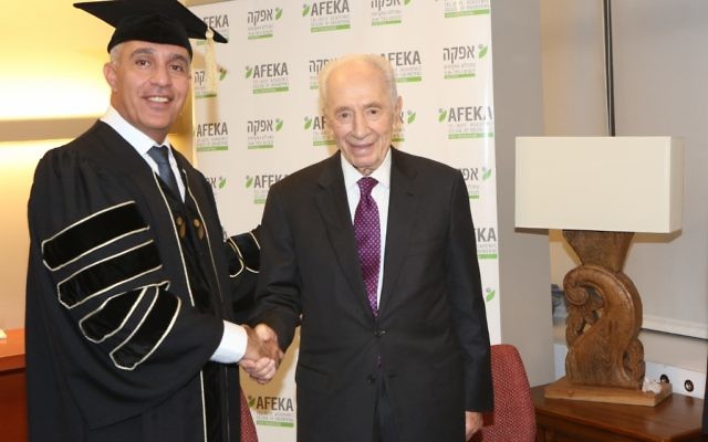 Remise du diplôme honoraire (Crédit : The Peres Center for Peace) Remise du diplôme honoraire (Crédit : The Peres Center for Peace)