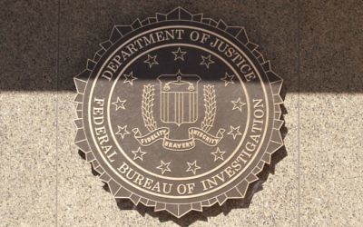 L'emblème du FBI au J. Edgar Hoover Building. Illustration. (Crédit : Cliff/CC BY 2.0/Flickr) L'emblème du FBI au J. Edgar Hoover Building. Illustration. (Crédit : Cliff/CC BY 2.0/Flickr)