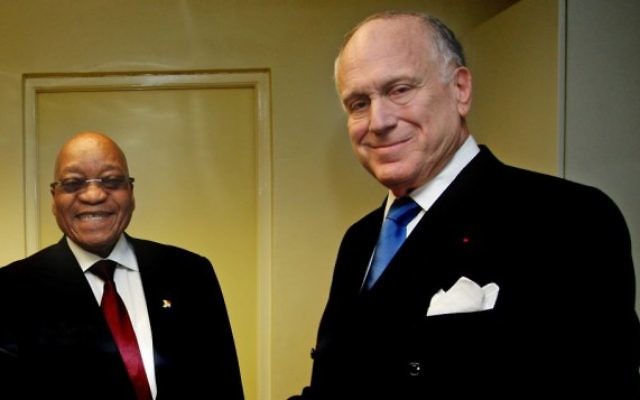 Le président sud-africain Jacob Zuma (g) avec le président du Congrès juif mondial Ronald Lauder (d) lors d'un rassemblement de dirigeants juifs à Johannesburg le dimanche 22 novembre 2015 (Crédit : Ilan Ossendrywer) Le président sud-africain Jacob Zuma (g) avec le président du Congrès juif mondial Ronald Lauder (d) lors d'un rassemblement de dirigeants juifs à Johannesburg le dimanche 22 novembre 2015 (Crédit : Ilan Ossendrywer)
