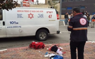 Les ambulanciers paramédicaux sur la scène d'une attaque au couteau dans le parc industriel de Shaar Binyamin, en Cisjordanie, le 6 novembre 2015. (Crédit : Magen David Adom)