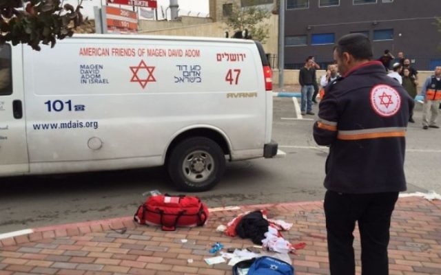 Les ambulanciers paramédicaux sur la scène d'une attaque au couteau dans le parc industriel de Shaar Binyamin, en Cisjordanie, le 6 novembre 2015. (Crédit : Magen David Adom)