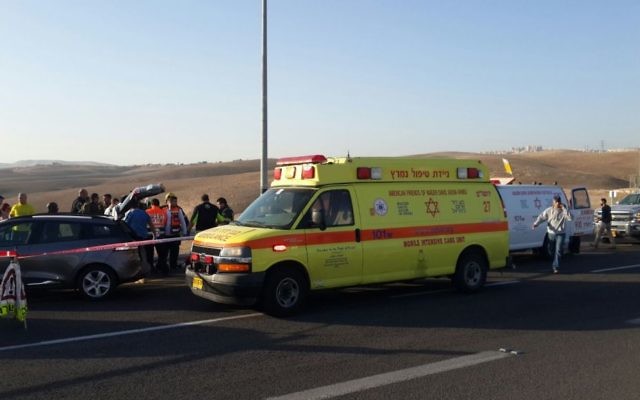 Une ambulance arrive sur les lieux d'une attaque à la voiture bélier à l'intersection de Kfar Adumim le 27 novembre 2015 (Crédit : Autorisation de Magen David Adom) Une ambulance arrive sur les lieux d'une attaque à la voiture bélier à l'intersection de Kfar Adumim le 27 novembre 2015 (Crédit : Autorisation de Magen David Adom)