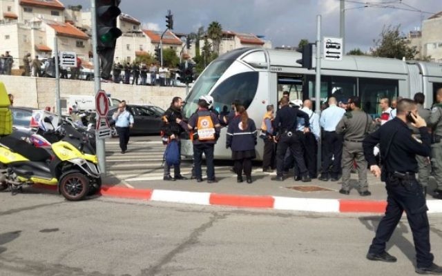 Police, gardes de sécurité et ambulanciers arrivent sur les lieux d'une attaque au couteau dans le quartier de Pisgat Zeev de Jérusalem le 10 novembre 2015. (Crédit : Magen David Adom) Police, gardes de sécurité et ambulanciers arrivent sur les lieux d'une attaque au couteau dans le quartier de Pisgat Zeev de Jérusalem le 10 novembre 2015. (Crédit : Magen David Adom)