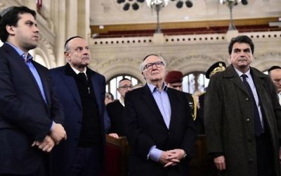 Le président du CRIF Roger Cukierman (2e à partir de la droite) à une cérémonie pour les victimes des d'attentats de PAris à la Grande synagogue de la Victoire, le 15 novembre 2015 (Crédit photo: Loic Venance / AFP )