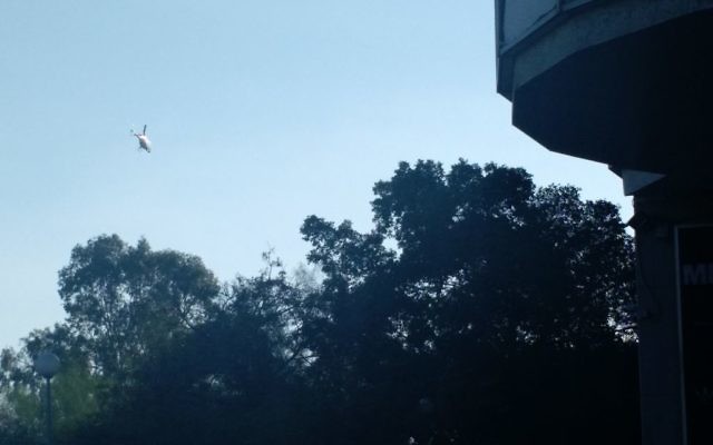Hélicoptère volant au-dessus de Tel Aviv après l'attaque au couteau, le 19 novembre 2015 (Crédit : Judah Ari Gross/Times of Israel)