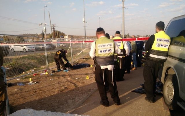 Scène de la troisième attaque anti-israélienne ou tentative d'attentat dans la journée de dimanche 22 novembre 2015 (Crédit : Judah Ari Gross/Times of Israel) Scène de la troisième attaque anti-israélienne ou tentative d'attentat dans la journée de dimanche 22 novembre 2015 (Crédit : Judah Ari Gross/Times of Israel)