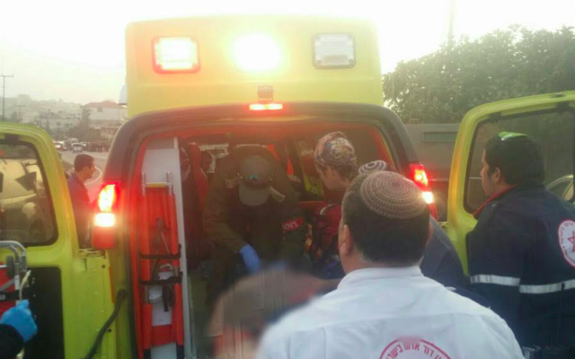 Ambulance sur les lieux de l'attaque à la voiture-bélier perpétrée près de Hébron, le 4 novembre 2015 (Crédit : Magen David Adom) Ambulance sur les lieux de l'attaque à la voiture-bélier perpétrée près de Hébron, le 4 novembre 2015 (Crédit : Magen David Adom)