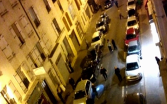 Capture d’écran des policiers français postés devant le Bataclan à Paris, le 13 novembre 2015 (Crédit : BFMTV) Capture d’écran des policiers français postés devant le Bataclan à Paris, le 13 novembre 2015 (Crédit : BFMTV)