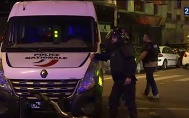 Capture d’écran des policiers français postés devant le Bataclan à Paris, le 13 novembre 2015 (Crédit : BFMTV) Capture d’écran des policiers français postés devant le Bataclan à Paris, le 13 novembre 2015 (Crédit : BFMTV)