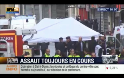 Capture d’écran de la chaîne BFMTV, montrant l'assaut donné par les forces de sécurité françaises, le 18 novembre 2015 (Crédit : capture d'écran bfmtv)